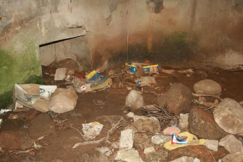 Bên trong chòi canh gác là nhếch nhác rác thải như vỏ bia, bao ni lông và nhiều thứ khác.