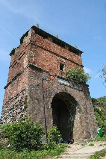 Cổng Hải Vân quan cao hơn 10m đã xuống cấp nghiêm trọng, những hàng gạch bên cạnh và phía trên cổng đã bị hư hỏng.