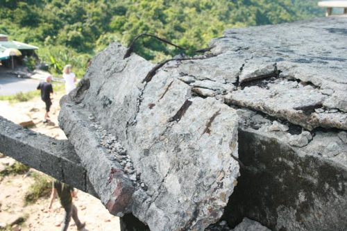 Bên cạnh cổng Hải Vân quan là các phần đồn bốt và lô cốt quân sự cũ (trong ảnh một góc của lô cốt quân sự cũ đã bị sập và nhô sắt ra nhìn rất nguy hiểm).