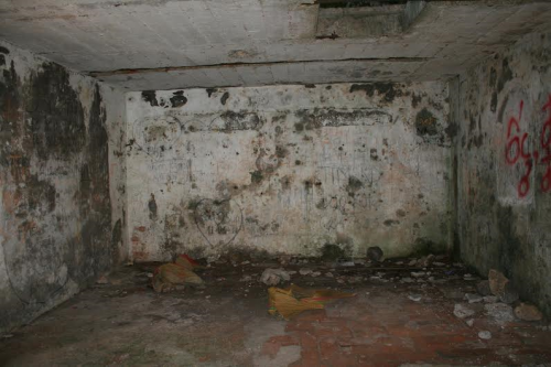 Bên trong tầng 2 của cồng Hải Vân quan nhếch nhác rác, thậm chí còn có chiếu ngủ. Bức tường thì bị những người vô ý thức viết vẽ bậy gây mất mỹ quan.