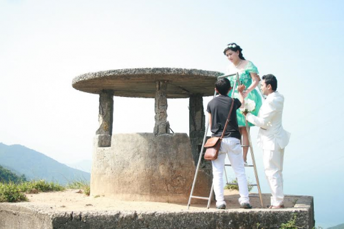 Xung quanh các cổng ở Hải Vân quan là những đồn bốt quân sự cũ. Có các chòi canh gác, nhiều người đã bất chấp nguy hiểm để trèo lên chụp ảnh.