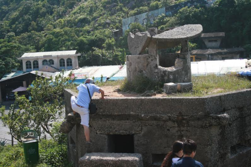 Và một chòi canh gác cũ đã bị sập.