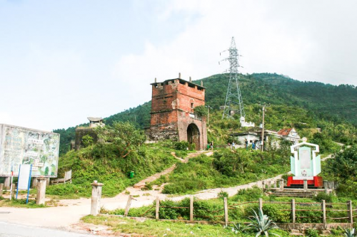 Phía dưới cổng Hải Vân quan có thể thấy ngổn ngang rác thải và cây cối mọc um tùm.