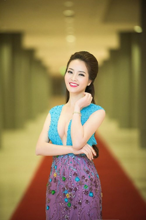 Dù đã là 'Gái một con' nhưng Thụy Vân vẫn tự tin khoe đường cong thon thả và đầy quyến rũ của mình.