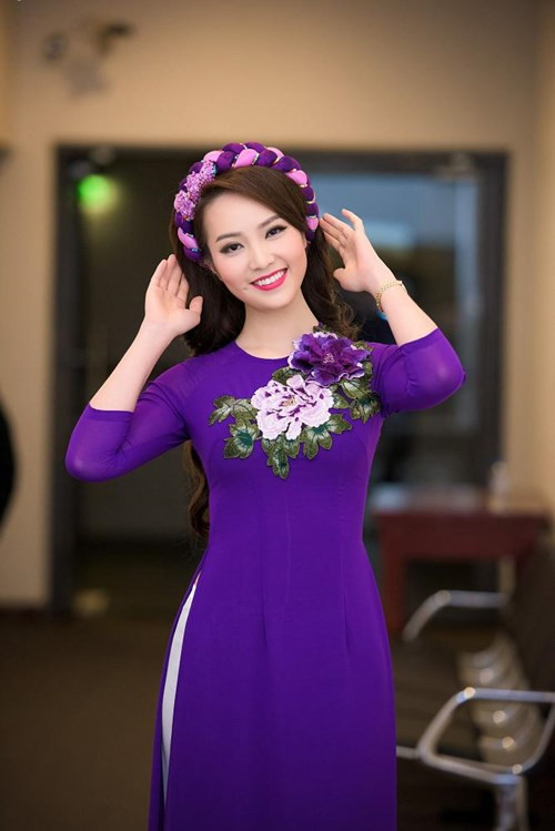 Đã nhiều năm Á hậu Thụy Vân đảm nhận vai trò MC cho chương trình này nhờ vẻ đẹp thuần Việt rực rỡ, lối ăn nói duyên dáng, thông minh và đằm thắm.