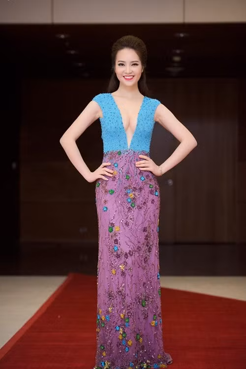 Bộ váy với hai gam màu xanh và tím được cắt cúp tinh tế tôn lên những đường nét quyến rũ của cơ thể.