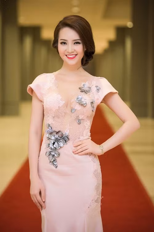 Chất liệu xuyên thấu với những thiết kế tinh tế tiếp tục giúp Thụy Vân khoe lợi thế đường cong quyến rũ của mình.