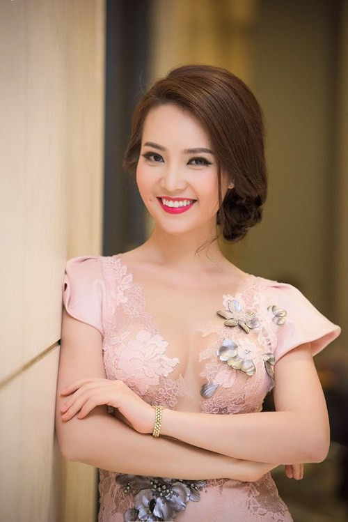 Á hậu tiếp tục thay bộ váy màu pastel dịu dàng mà không kém phần lộng lẫy.