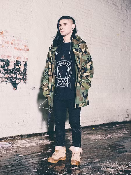 2. Skrillex: Là nghệ sĩ dubstep tiên phong, Skrillex có vị trí DJ át chủ bài của hãng thu âm OWSLA. Chơi đến hơn 200 show hàng năm, Skrillex hoạt động âm nhạc rất năng nổ khi còn tích cực tham gia hai nhóm nhỏ là Dog Blood (với Boys Noize) và Jack U (với Diplo).