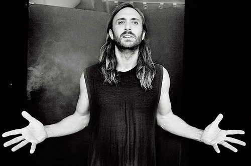 5. David Guetta: DJ Pháp lần đầu ghi dấu ấn với khán giả khi cùng nhóm The Black Eyed Peas xuất xưởng bản hit dẫn đầu Billboard Hot 100 – I Gotta Feeling. Ca khúc cũng dành thứ hạng cao trên bảng xếp hạng EDM, thắng một Grammy. Bài hát Hey Mama David Guetta kết hợp cùng Nicki Minaj cũng được khán giả rất yêu thích.