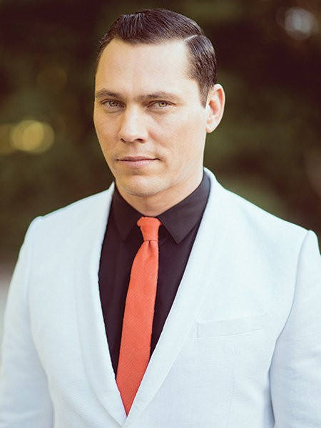 7. Tiësto: Tiền bối của Martin Garrix – Tiësto – là DJ Hà Lan nổi tiếng, từng nhiều lần trình diễn tại các festival âm nhạc danh giá như Electric Daisy Carnival và Ultra. Bản remix ca khúc All of Me (John Legend) của anh đã chiến thắng giải Grammy, single cá nhân Wasted cũng làm mưa làm gió các bảng xếp hạng âm nhạc điện tử toàn cầu năm 2015.