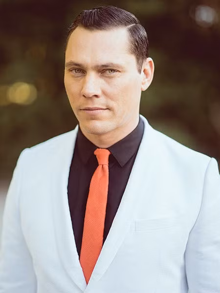 7. Tiësto: Tiền bối của Martin Garrix – Tiësto – là DJ Hà Lan nổi tiếng, từng nhiều lần trình diễn tại các festival âm nhạc danh giá như Electric Daisy Carnival và Ultra. Bản remix ca khúc All of Me (John Legend) của anh đã chiến thắng giải Grammy, single cá nhân Wasted cũng làm mưa làm gió các bảng xếp hạng âm nhạc điện tử toàn cầu năm 2015.