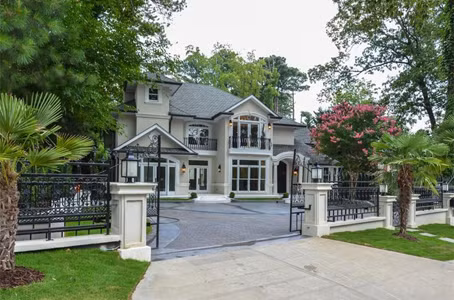 Căn nhà có nhiều cầu thang nhỏ và lối đi dẫn đến 6 căn phòng ngủ và 10 phòng vệ sinh của ngôi biệt thự đắt tiền.