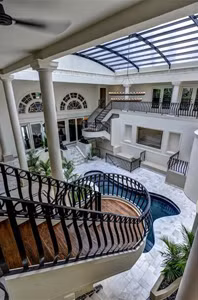 Thay vì là một sảnh giải lao tẻ nhạt, bên trong căn biệt thự là một khu ‘party’ đúng nghĩa. Trần nhà làm bằng kính, hồ bơi, bể nước nóng, một quầy ba và một bức tượng như Nhân Sư ở Ai Cập… đây là một nơi mà bạn có thể tụ tập và mở tiệc quanh năm.