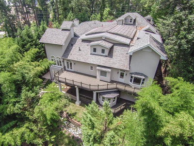 Chốn tiệc tùng này ẩn mình trong vẻ ngoài của một căn biệt thự triệu đô tại khu phố Atlanta giàu có bậc nhất bang Georgia (Mỹ), với diện tích hơn 500 mét vuông. Nhiều trung tâm bất động sản mô tả nơi này được xây lên với mục đích chỉ để giải trí, và sự thực là như vậy.