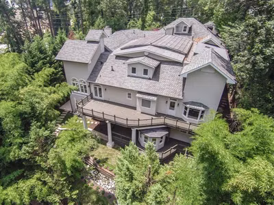 Chốn tiệc tùng này ẩn mình trong vẻ ngoài của một căn biệt thự triệu đô tại khu phố Atlanta giàu có bậc nhất bang Georgia (Mỹ), với diện tích hơn 500 mét vuông. Nhiều trung tâm bất động sản mô tả nơi này được xây lên với mục đích chỉ để giải trí, và sự thực là như vậy.