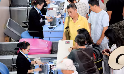 Khach Trung Quoc “an va” o san bay, khong chiu ve nuoc