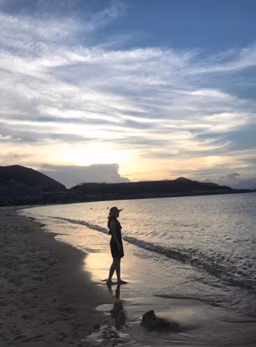 Nghi vấn Hồ Ngọc Hà buông tay đại gia Chu Đăng Khoa: Mới đây, vợ đại gia kim cương Chu Đăng Khoa là Vân Anh vừa đăng tải một dòng trạng thái nhiều ngụ ý: "Đời sóng gió giúp buông lòng kiêu ngạo/Sớm quay về nẻo Đạo, biết nhu khiêm". Status này nhanh chóng nhận được sự quan tâm đặc biệt từ phía khán giả. Người ta bán tín bán nghi Hồ Ngọc Hà đã buông tay đại gia Chu Đăng Khoa. Thời gian này, Vân Anh đang tận hưởng kỳ nghỉ của mình. (Lao Động).