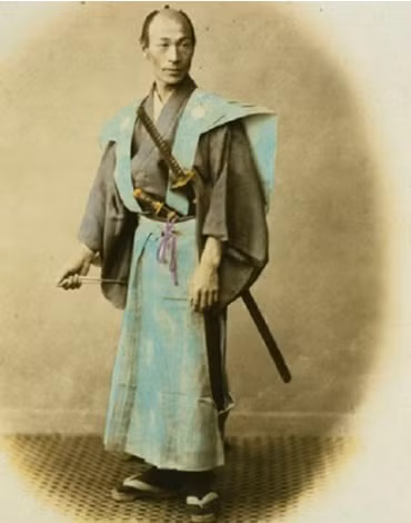 Tuy nhiên, đến năm 1876, khi Thiên hoàng Minh Trị ban hành lệnh phế đạo, các Samurai mất quyền mang kiếm và dần dần thời kỳ Samurai cũng kết thúc. Ảnh: Chân dung một võ sĩ Samurai.