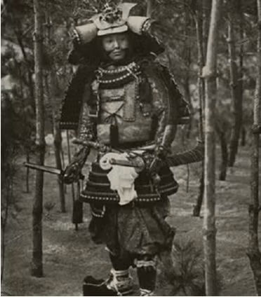 Ảnh chụp một võ sĩ đạo Samurai vào khoảng năm 1901. Được biết, vào thời kỳ Edo (1603 – 1867) của Nhật Bản, Samurai được xếp vào tầng lớp xã hội cao nhất. Phần lớn Samurai trong thời kỳ Edo gắn liền với quy tắc danh dự gọi là võ sĩ đạo.