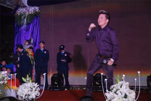 Phat hoang muc cat-se cua sao Viet di hat dam cuoi