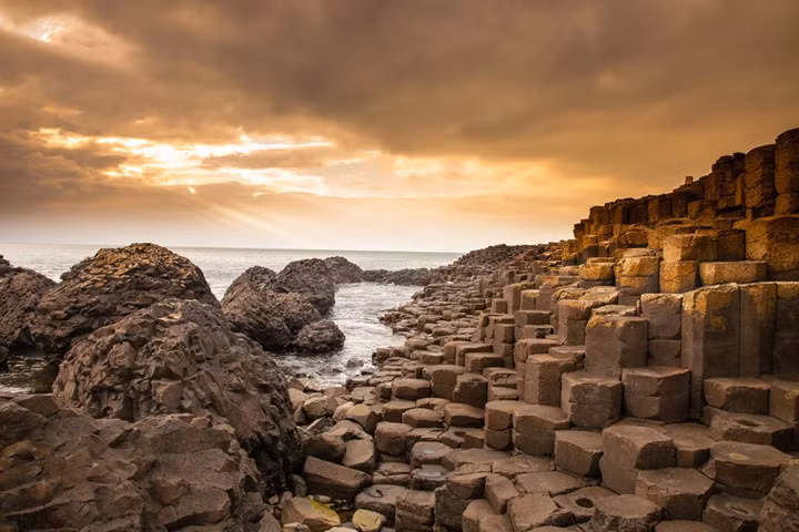 Giant's Causeway nằm ở Ireland gồm 40.000 cột đá vĩ đại được tạo thành từ một vụ phun trào núi lửa cổ xưa trông giống như một con đường của người khổng lồ.