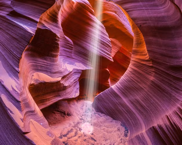 Hẻm núi Antelope của Arizona, Mỹ là một hẻm núi sa thạch được hình thành do những trận lụt và gió mùa qua hàng triệu năm.