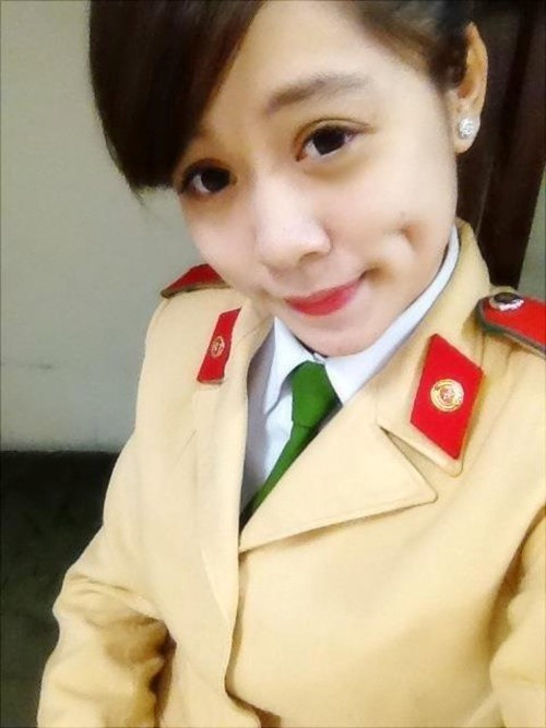 Kiều Anh sinh năm 1994, nổi bật nhờ sở hữu vẻ ngoài thanh tú, làn da trắng mịn, núm đồng tiền duyên. Bên cạnh đó, cô còn có bảng thành tích học tập tốt. Kiều Anh cho biết, đối với cô, hình tượng người cảnh sát giao thông chuẩn mực là phải chấp hành nghiêm mọi điều lệnh. Ảnh: FBNV.
