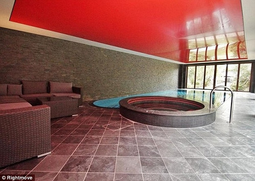 Bên trong biệt thự là một khu nghỉ dưỡng đầy đủ tiện nghi với bể bơi trong nhà và cả phòng chiếu phim.