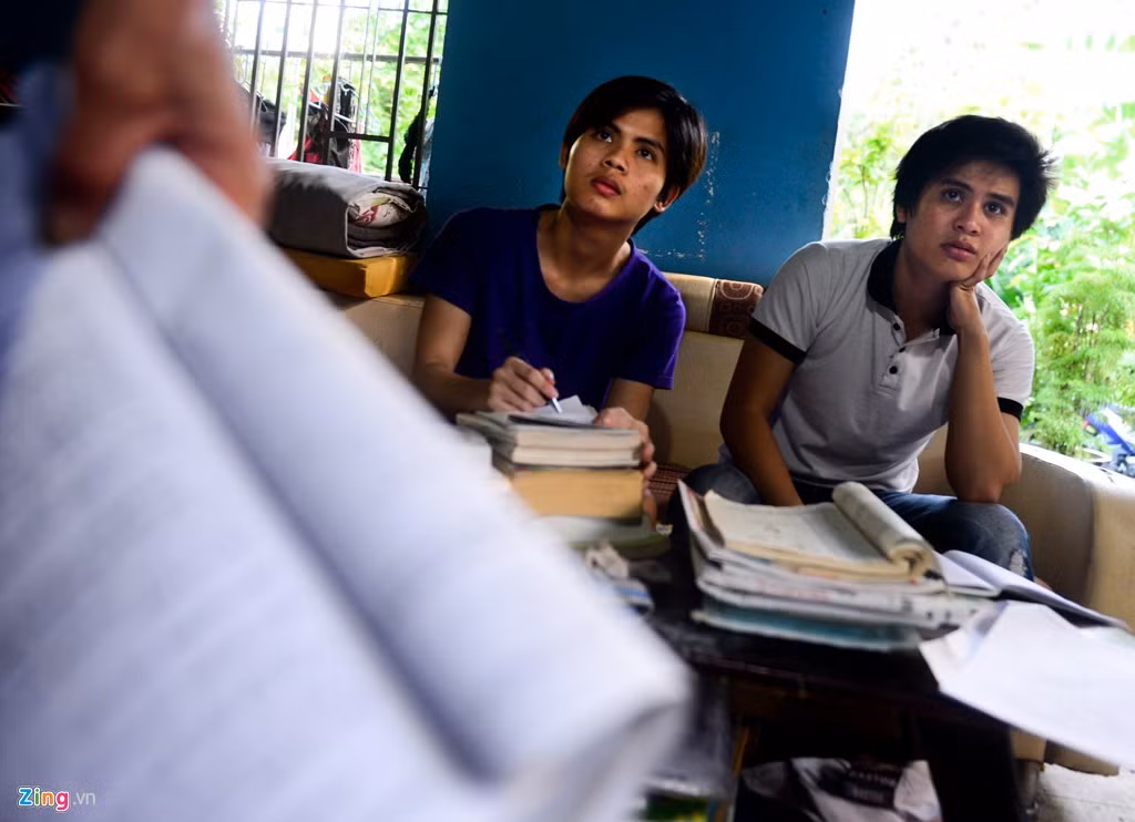 Con trai lớn Văn Bá Chương (phải) thi để xét tuyển vào ngành công nghiệp thực phẩm mà năm ngoái em bị thiếu 0,75 điểm. Chương cho biết, do đợt thi năm 2015 xét tuyển hồ sơ, em phải chạy đôn đáo như chơi chứng khoán. "Vì thiếu kinh nghiệm nên em không cập nhật được trường vừa với điểm thi của mình dù điểm khá cao. Và Chương đã lỡ hẹn với giảng đường một năm. Văn Thiên Tường (trái) cũng dự định thi vào ngành Y như cha nhưng năm sau mới đăng ký xét tuyển đại học.