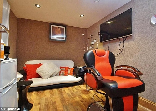 Sterling không cần phải đến tiệm làm tóc vì anh có hẳn một căn phòng phục vụ việc này tại nhà.