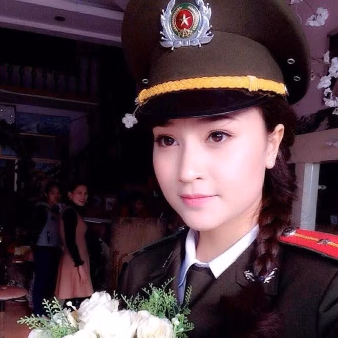 Sở hữu khuôn mặt xinh xắn và ngoại hình cân đối, Đậu Thùy An là một trong những nữ công an nổi tiếng trong giới trẻ. Cô gái sinh năm 1994 được cộng đồng mạng biết đến qua nickname An Bon. Facebook của 9X hiện thu hút hàng chục nghìn theo dõi. Ảnh: NVCC.