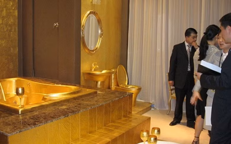 Nhiều vật dụng trong nhà tắm được làm bằng vàng, từ bồn tắm, gương, cho đến bồn cầu…