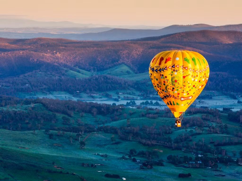 Khí cầu đem lại tầm nhìn tương tự, nhưng với tốc độ chậm rãi hơn. Du khách có thể ngắm nhìn vẻ lộng lẫy của miền bắc nhiệt đới Queenland vào lúc bình minh.