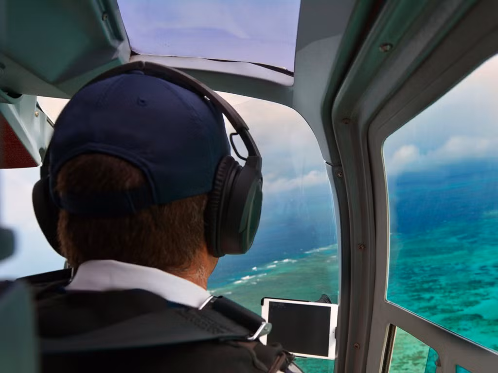 Các tour ngắm cảnh bằng trực thăng giúp du khách hình dung độ rộng lớn của Great Barrier.