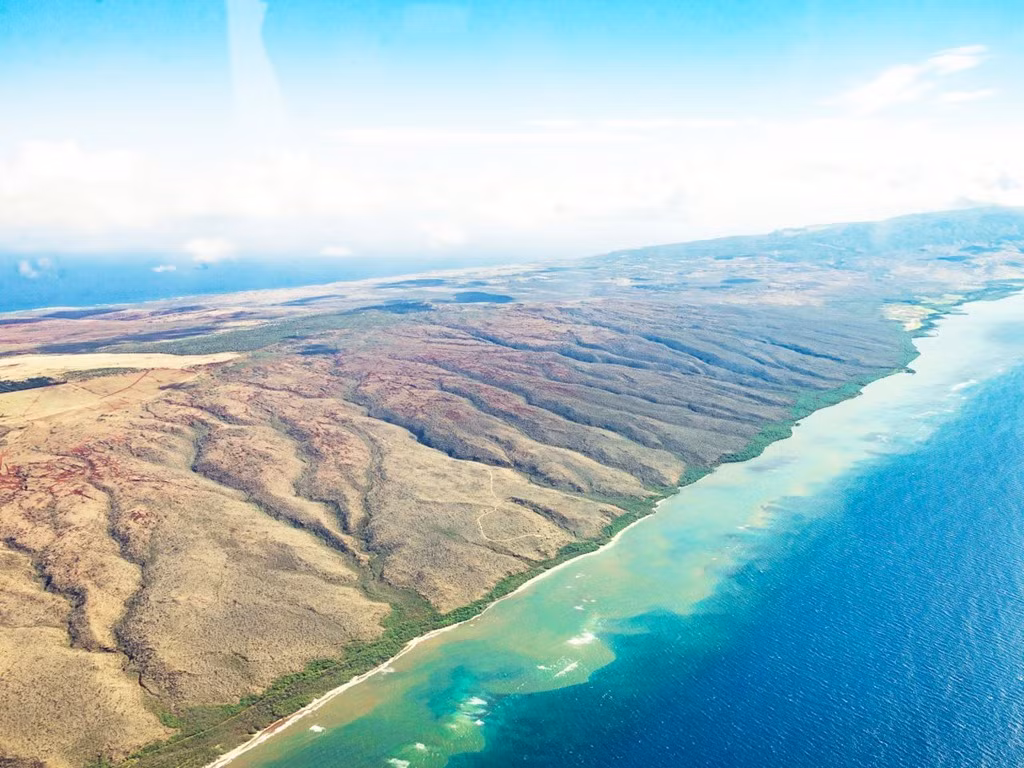 Great Barrier chạy dọc bờ biển Queensland ở đông bắc Australia, bắt đầu từ mũi bán đảo Cape York và trải dài tới Bundaberg.