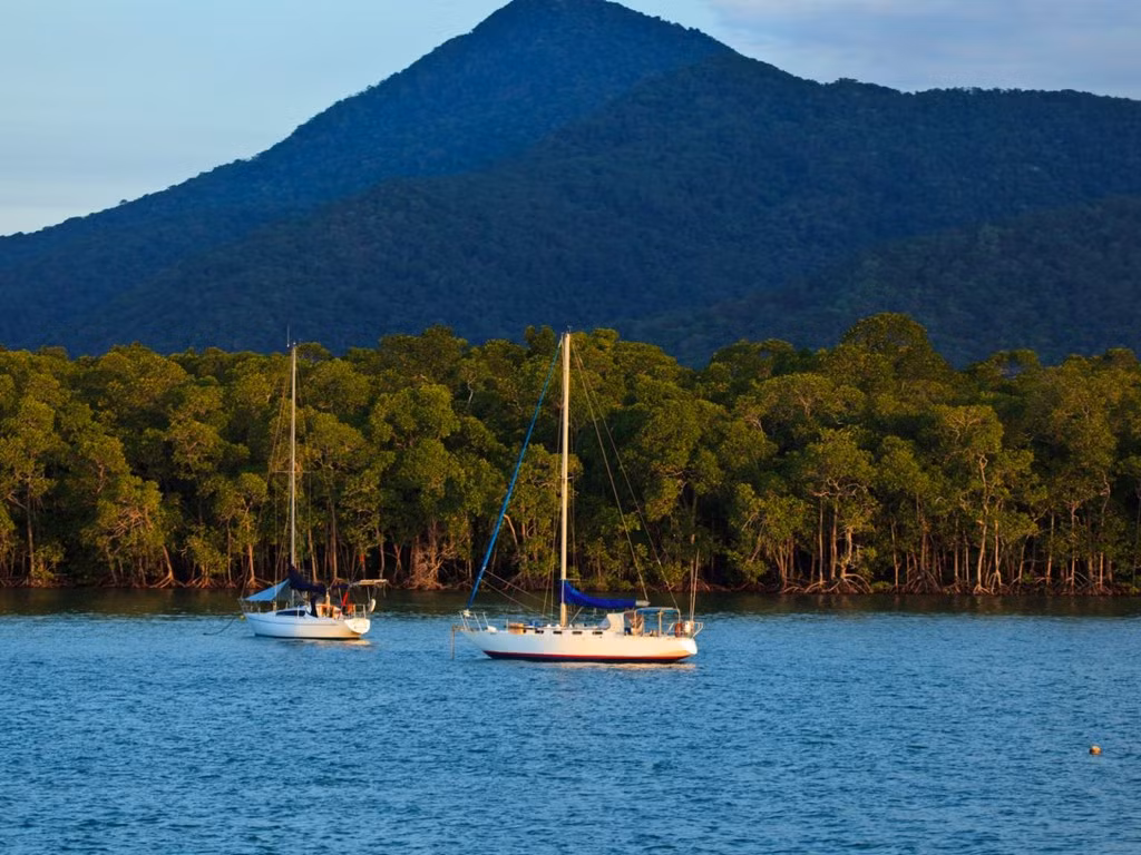 Với những người yêu thích thuyền buồm, bờ biển Capricorn của Queensland là điểm đến lý tưởng. Du khách có thể thuê các loại thuyền nhỏ trong ngày, hoặc đăng ký các tour thuyền lớn, du thuyền kéo dài nhiều ngày.