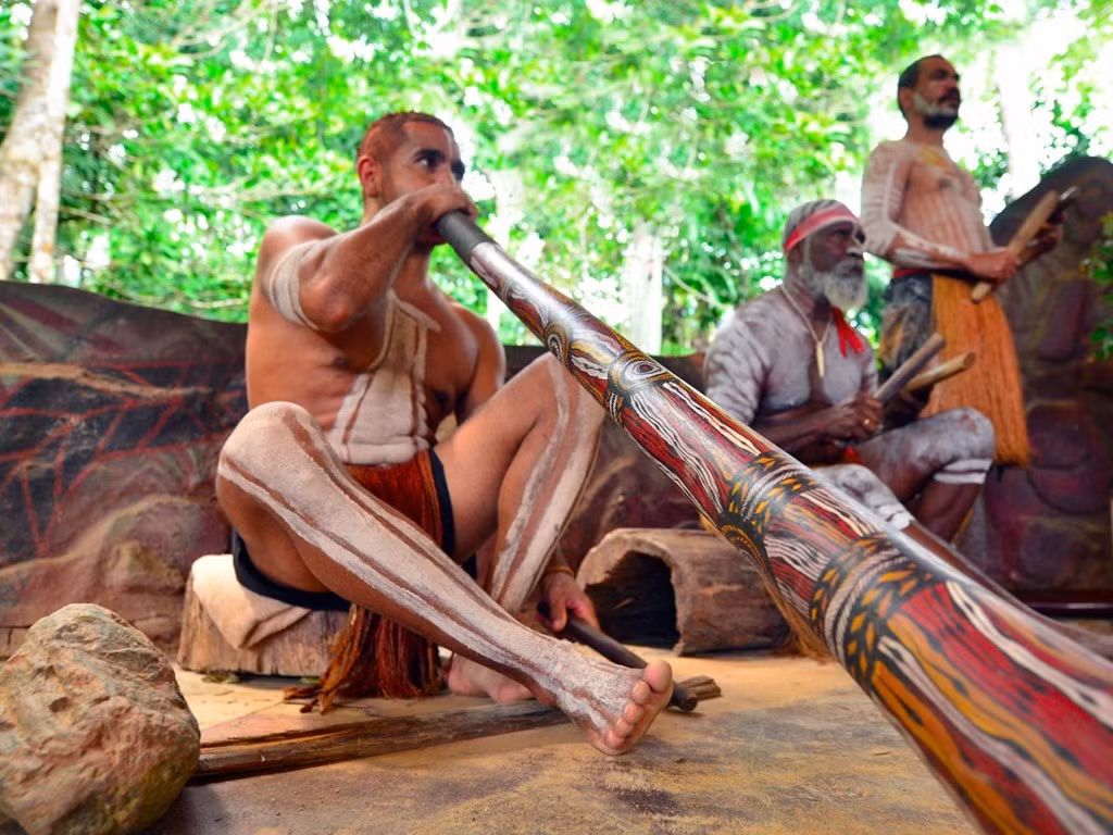Cách không xa bờ biển Bắc Queensland, làng Kuranda là nơi lý tưởng để bạn tìm hiểu về cộng đồng thổ dân địa phương. Đây là nơi sinh sống của người Djabugay trong hơn 10.000 năm. Đến giờ, nền văn hóa của họ vẫn phát triển rực rỡ.
