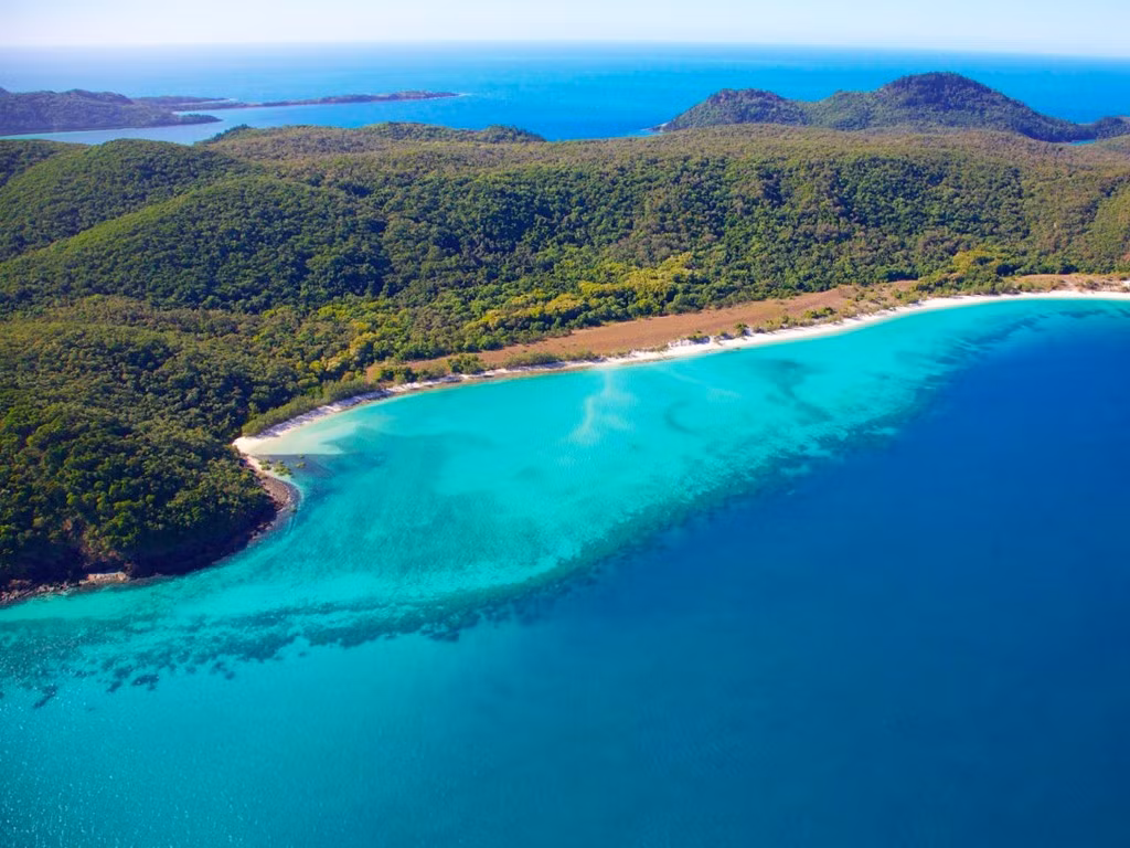 Các chuyến đi trong ngày tới các đảo thuộc Great Barrier đem lại cho du khách những trải nghiệm tuyệt vời nhất. Bạn có thể bơi lặn giữa làn nước xanh biếc, hay khám phá các khu rừng nhiệt đới và bãi biển cát mịn.