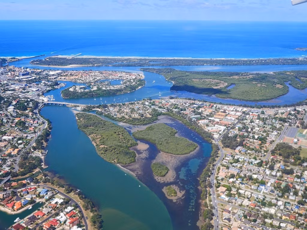 Ngoài các điểm tham quan trên mặt nước, bờ biển Capricorn và khu vực Queensland còn nhiều điều thú vị cho du khách khám phá.