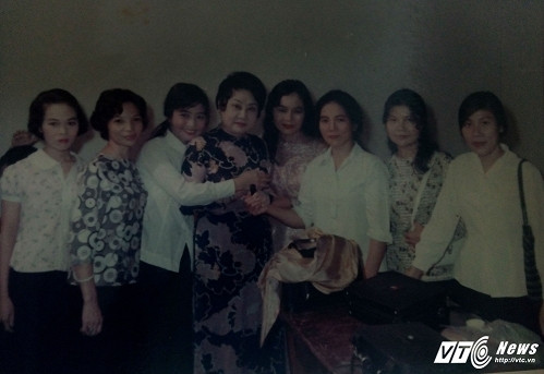 Tấm ảnh này được chụp khi bà là đại biểu văn nghệ sĩ của Hà Nội vào biểu diễn sau khi Sài Gòn giải phóng. Lần đầu, bà được hội ngộ nghệ sĩ Thẩm Thúy Hằng, Kim Cương và hai nghệ sĩ hàng đầu của nghệ thuật cải lương là Phùng Há, Năm Châu tại khách sạn Bến Nghé.