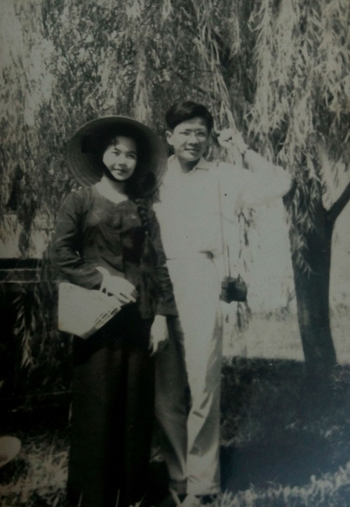 Nghệ sĩ Đức Lưu và chồng PGS TS Trần Hạ Phương. Bà cho hay, tấm ảnh này được chụp khi ông bà đi chơi ở Hồ Gươm. Ngay sau tối hôm đó, ông nắm chặt tay bà, bà im lặng. Đó cũng là lời tỏ tình mà ông dành cho bà để rồi sau đó không lâu, họ tổ chức một đám cưới giản dị và ấm cúng. Họ phải xin tem phiếu của bạn bè tích lại từ 6 tháng trước để mua thuốc lá Tam Đảo, kẹo, bột mì để làm bánh xốp. .