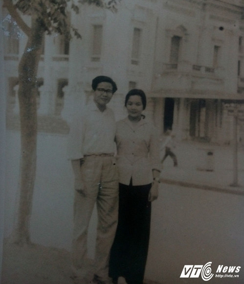 NSƯT Đức Lưu và chồng chụp ảnh tại một góc trường Đại học Tổng hợp - nơi PGS. TS Trần Hạ Phương giảng dạy. Ông từng có 7 năm theo học tại Cộng hòa dân chủ Đức. Là trí thức Tây học, ông trân trọng nghề của vợ, chia sẻ, động viên, khích lệ để đạt được thành tích cao trong sự nghiệp.