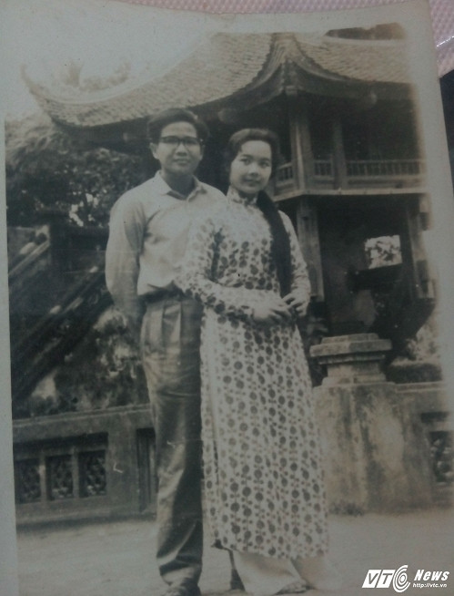 NSƯT Đức Lưu và chồng chụp ảnh lưu niệm trước chùa Một cột vào năm 1962. Khi ấy, bà mặc ào dài, cả hai đi chơi ngày chủ nhật.