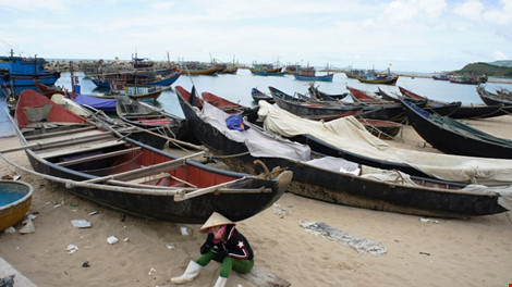 Nhiều tàu, thuyền đánh bắt cá của ngư dân Kỳ Anh (Hà Tĩnh) đang phải nằm bờ. Ảnh: ĐẮC LAM