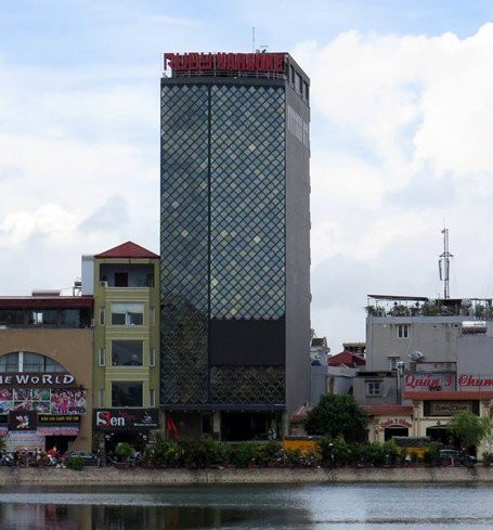 Ruby Karaoke lộng lẫy soi bóng xuống Hồ Sen.