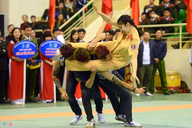 Lương Thị Hoài Thương sinh năm 1995, quê Thái Hòa, Nghệ An. Cô hiện là học viên năm cuối, lớp B2C1-H01s, Cao đẳng Cảnh sát Nhân dân 1. Cô gái xinh đẹp trở thành tâm điểm chú ý trên mạng nhờ màn múa võ “bay người kẹp cổ 3 thanh niên”. Ảnh: Tiến Tuấn.