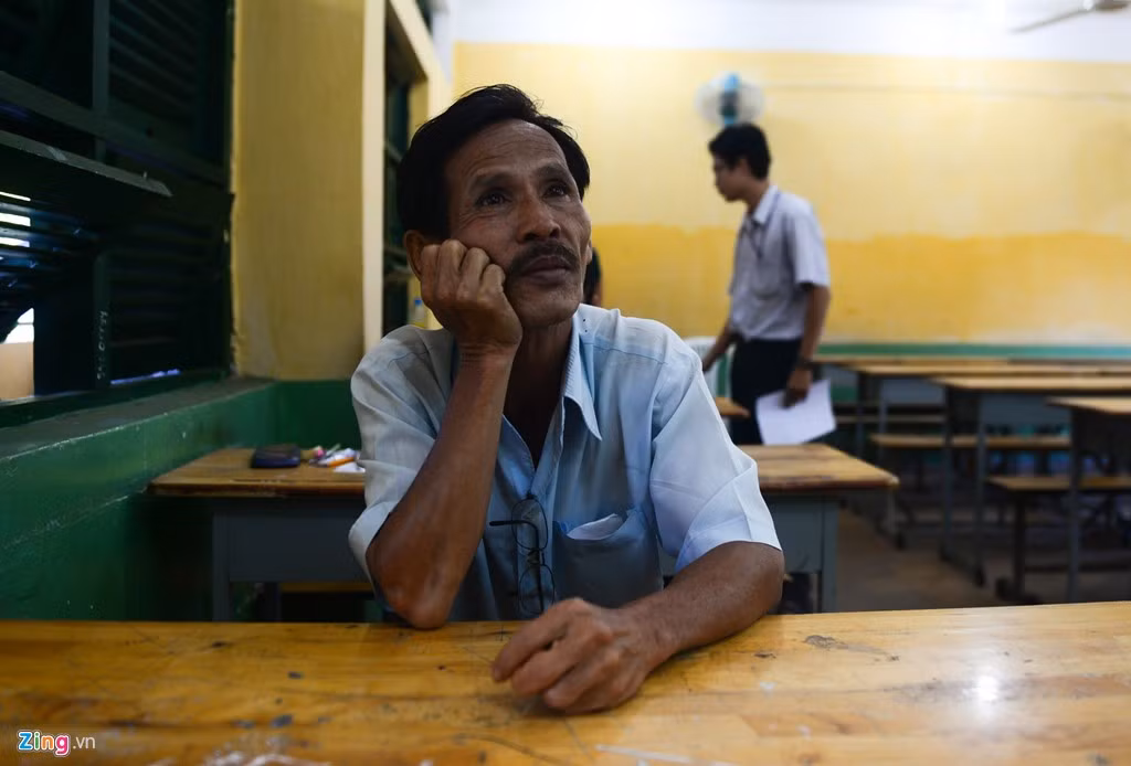 Ông chia sẻ, nhiều khi ước mơ của mình là vậy nhưng lỡ không như ý mọi người lại nghĩ ông háo danh. "Có khả năng và muốn thực hiện ước mơ mà ngày xưa không có dịp thực hiện. Gần một đời người, tôi mới có dịp ngồi nơi giảng đường đại học, rất vui mừng và hồi hộp", ông nói.