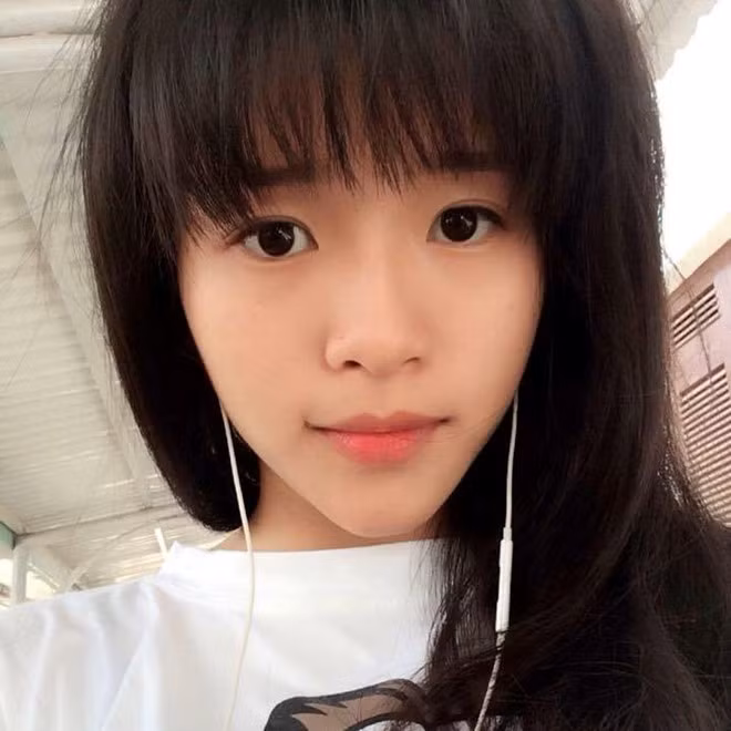 Ngọc Ánh là sinh viên mới tốt nghiệp, đang trong quá trình thực tập. Sau khi bất ngờ nổi tiếng mạng, Facebook của Ngọc Ánh nhanh chóng bị "tấn công" bởi những lời mời kết bạn, bình luận trêu chọc, đùa cợt khiếm nhã. Để tránh ảnh hưởng đến công việc và cuộc sống riêng tư, nữ cảnh sát giao thông đã phải khóa trang cá nhân. Ảnh: FBNV.