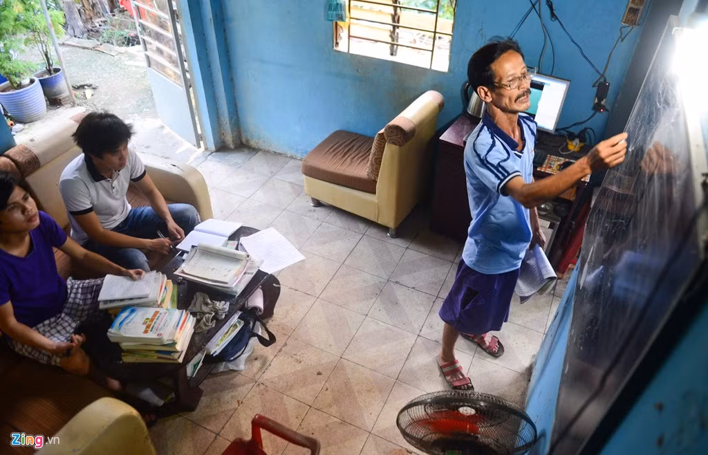 Ông Văn Bá Thọ (51 tuổi, quê Quảng Nam) và hai con trai là Văn Bá Chương, 22 tuổi (đã tốt nghiệp THPT), Văn Thiên Tường 19 tuổi, (học sinh Trung tâm GDTX huyện Hóc Môn, TP HCM) cùng đăng ký thi THPT quốc gia 2016. Ba cha con ở trong ngôi nhà vắng vẻ ở ấp 5, xã Xuân Thới Sơn, huyện Hóc Môn, TP HCM.